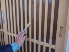 木製玄関引き戸 塗り替え 施工中 木製玄関引き戸 塗り替え 施工中