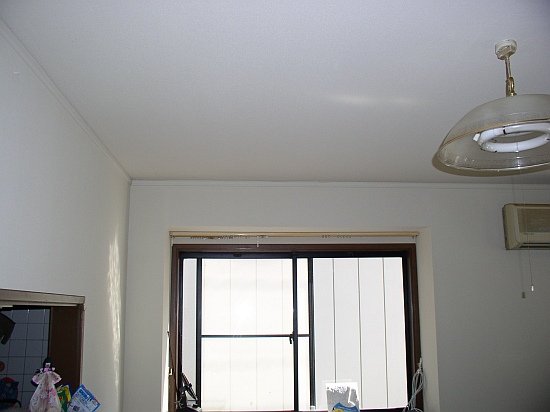 築13年　台所・居間のクロス塗替え施工例01