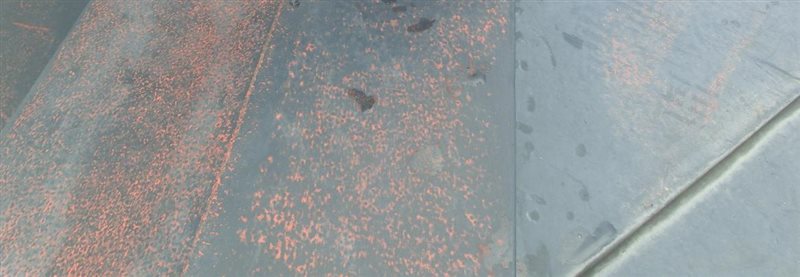 上塗塗料の膜厚の減少と錆止め塗料の露出の画像